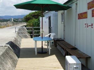 事務所だよ。パラソル付き